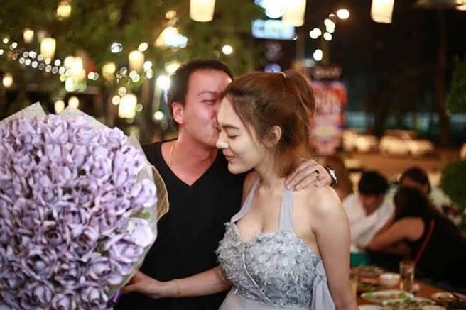 正妹送男友「紫色玫瑰花束」當生日禮物 仔細一看「花束暗藏大亮點」全網暴動：這女友可以！ 