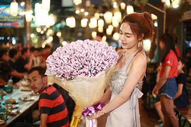 正妹送男友「紫色玫瑰花束」當生日禮物 仔細一看「花束暗藏大亮點」全網暴動：這女友可以！ 