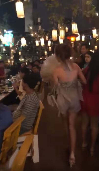 正妹送男友「紫色玫瑰花束」當生日禮物 仔細一看「花束暗藏大亮點」全網暴動：這女友可以！ 