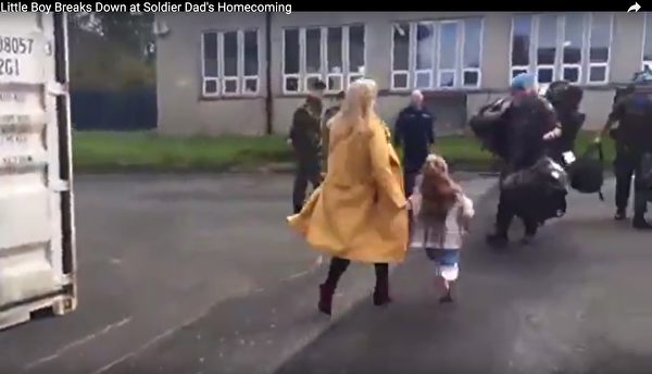 軍人爸爸「6個月沒回家」終於現身　母女飛奔迎接「一低頭才發現少了什麼」情緒大爆發