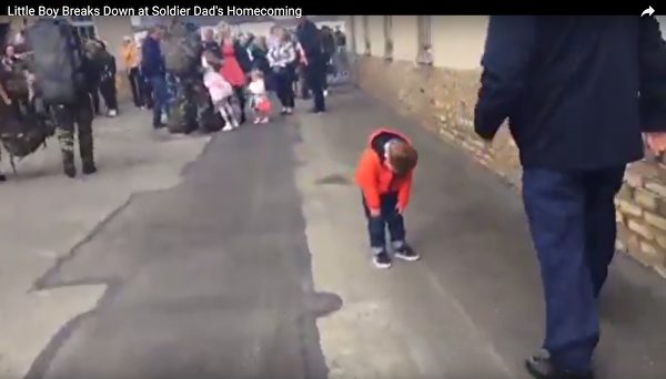 軍人爸爸「6個月沒回家」終於現身　母女飛奔迎接「一低頭才發現少了什麼」情緒大爆發