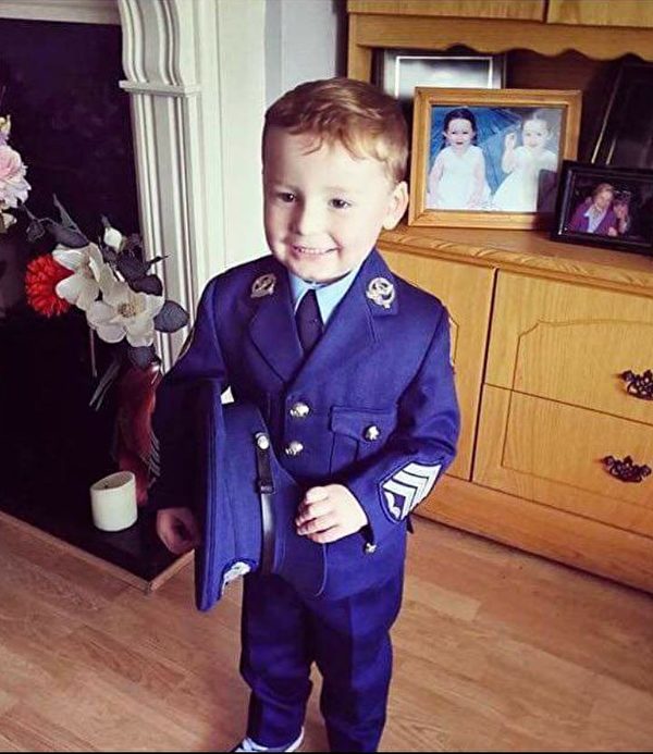 軍人爸爸「6個月沒回家」終於現身　母女飛奔迎接「一低頭才發現少了什麼」情緒大爆發