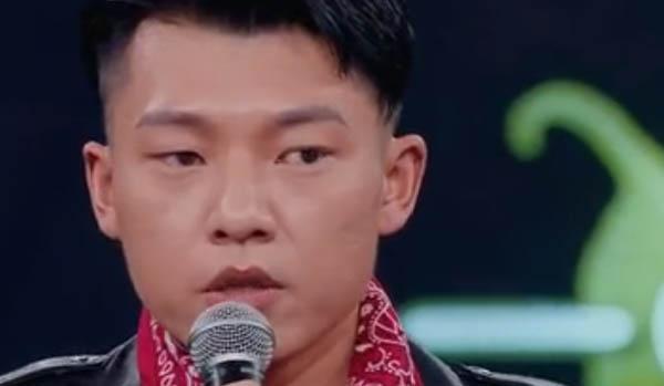 木訥男被節目安排跳《失戀陣線聯盟》全場等著看，但音樂一下「他的眼睛竟然...」全場歡聲雷動！