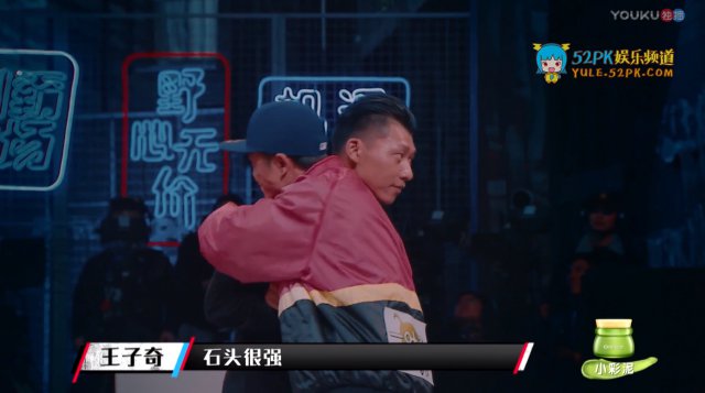 木訥男被節目安排跳《失戀陣線聯盟》全場等著看，但音樂一下「他的眼睛竟然...」全場歡聲雷動！