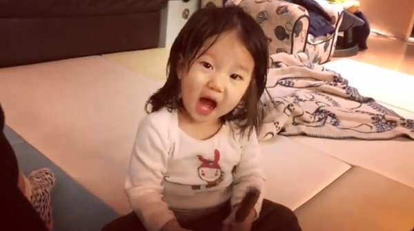 就是不肯開口叫媽！隋棠教女兒「開口喊媽媽」，她奶音狂喊1分鐘「阿拔拔～」當場笑到崩潰！