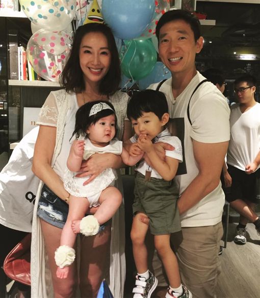 就是不肯開口叫媽！隋棠教女兒「開口喊媽媽」，她奶音狂喊1分鐘「阿拔拔～」當場笑到崩潰！