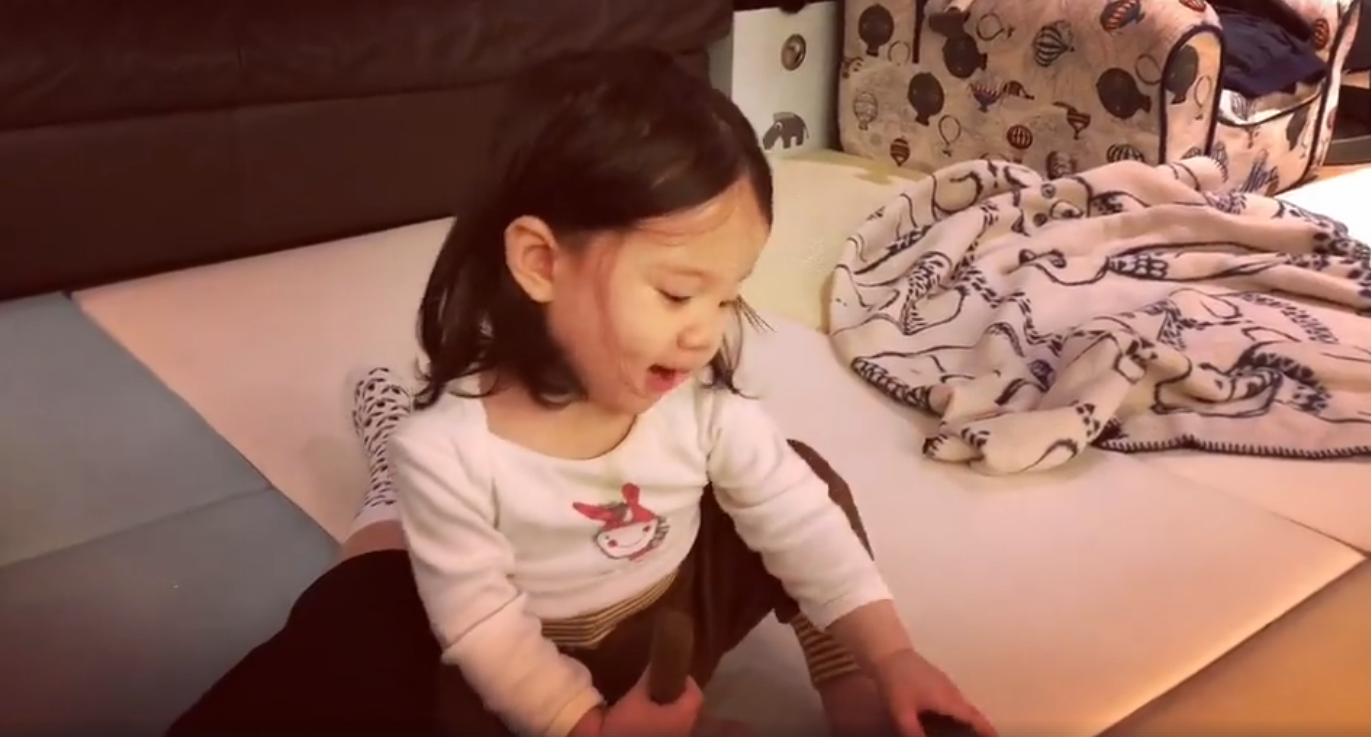 就是不肯開口叫媽！隋棠教女兒「開口喊媽媽」，她奶音狂喊1分鐘「阿拔拔～」當場笑到崩潰！