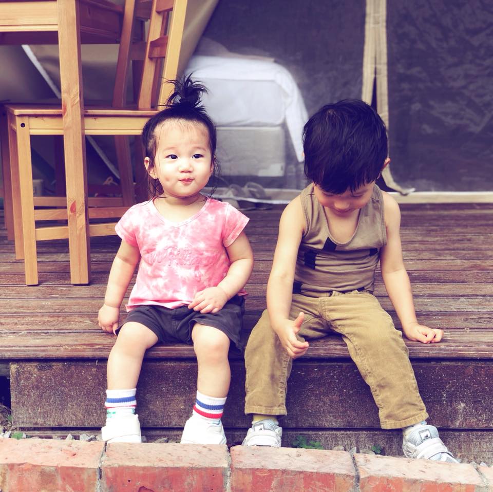 就是不肯開口叫媽！隋棠教女兒「開口喊媽媽」，她奶音狂喊1分鐘「阿拔拔～」當場笑到崩潰！