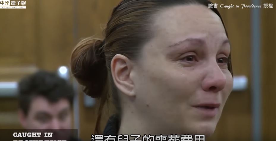 喪子之痛未平！她又「連中4張罰單」靠救濟金過活　暖心法官「前所未有判決」全網淚讃：他超仁慈