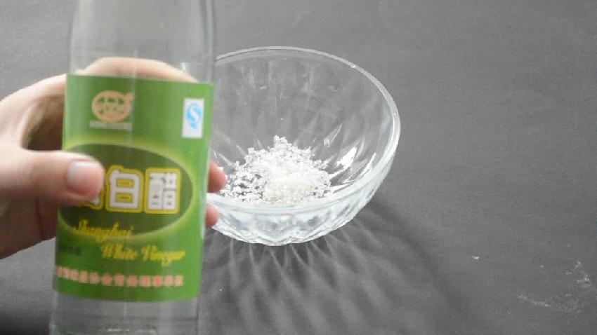 晚上不用點蚊香了！床下放一個「易拉罐」，一整晚都不會有蚊子來咬你！