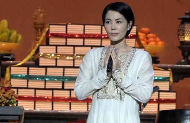 當年王菲堅持生下「兔唇女兒」，不惜砸重金讓女兒「3次整容」，長大後的她「如今模樣」...