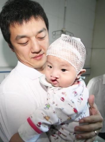 當年王菲堅持生下「兔唇女兒」，不惜砸重金讓女兒「3次整容」，長大後的她「如今模樣」...