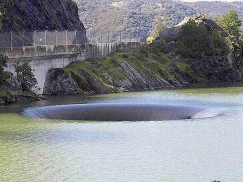 希臘「無底洞」每次吞掉3萬頓海水卻不知去向？科學家親身探測後，發現...