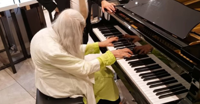 80歲駝背老奶奶獨自流落街頭，沒想到當她「一碰到鋼琴…」現場路人全停下腳步！