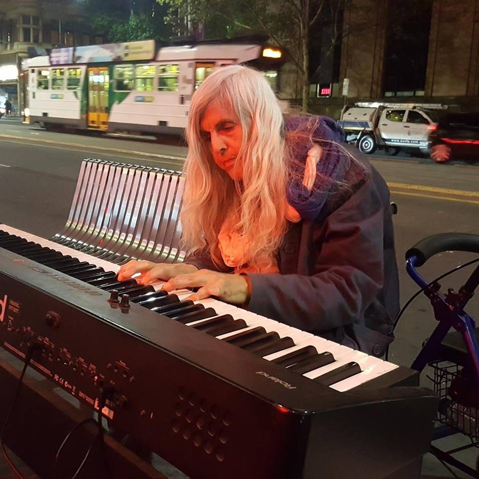 80歲駝背老奶奶獨自流落街頭，沒想到當她「一碰到鋼琴…」現場路人全停下腳步！