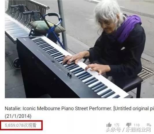 80歲駝背老奶奶獨自流落街頭，沒想到當她「一碰到鋼琴…」現場路人全停下腳步！