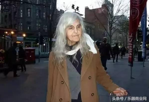 80歲駝背老奶奶獨自流落街頭，沒想到當她「一碰到鋼琴…」現場路人全停下腳步！