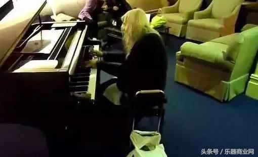 80歲駝背老奶奶獨自流落街頭，沒想到當她「一碰到鋼琴…」現場路人全停下腳步！