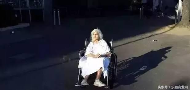 80歲駝背老奶奶獨自流落街頭，沒想到當她「一碰到鋼琴…」現場路人全停下腳步！
