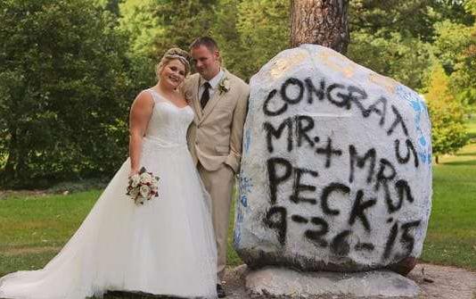 新娘爸爸「走紅毯走到一半」突然放開女兒！接著他「牽起另一個男人的手」全場賓客淚崩