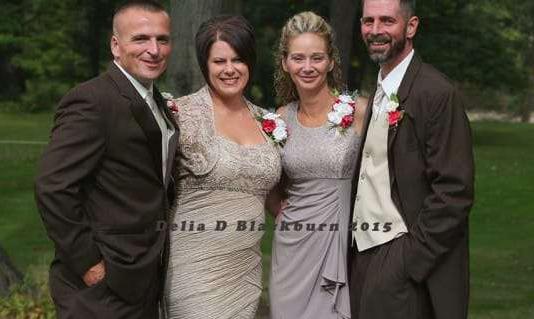 新娘爸爸「走紅毯走到一半」突然放開女兒！接著他「牽起另一個男人的手」全場賓客淚崩