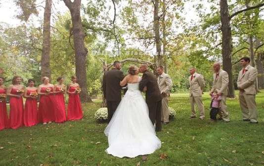 新娘爸爸「走紅毯走到一半」突然放開女兒！接著他「牽起另一個男人的手」全場賓客淚崩