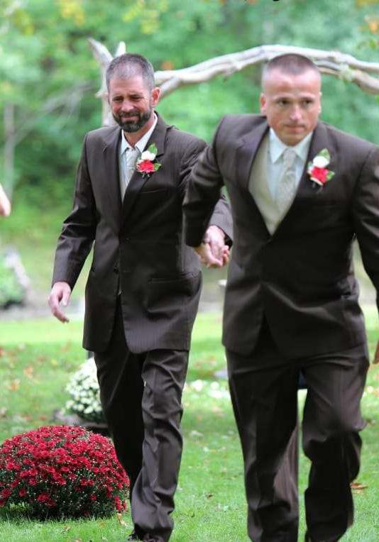 新娘爸爸「走紅毯走到一半」突然放開女兒！接著他「牽起另一個男人的手」全場賓客淚崩