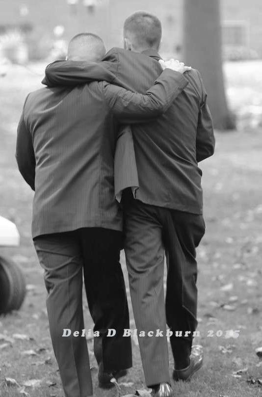 新娘爸爸「走紅毯走到一半」突然放開女兒！接著他「牽起另一個男人的手」全場賓客淚崩