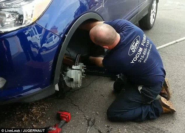 新車才剛買「輪胎就怪怪的」！　他一拆下前輪才發現「一家4口住在裡面」嗨翻：還好有發現