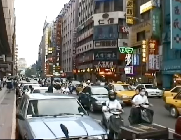 日本網友拍下「1995年的台北街頭」！台灣人一看「當年繁華的街道」感慨噴淚：最想回去的年代