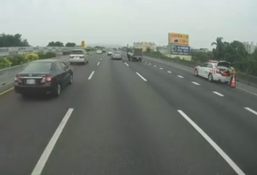 霸氣封路！國道驚見「3台聯結車擋在路中間」　一看到「警察來了」網友一秒被暖哭