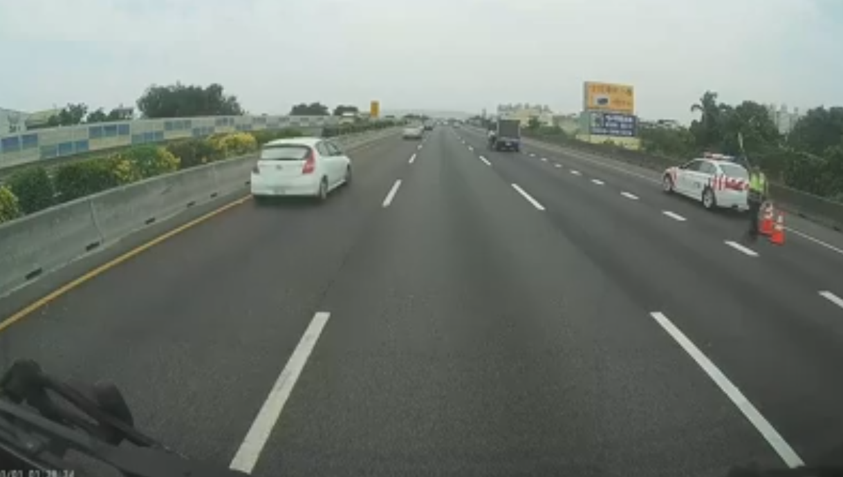 霸氣封路！國道驚見「3台聯結車擋在路中間」　一看到「警察來了」網友一秒被暖哭