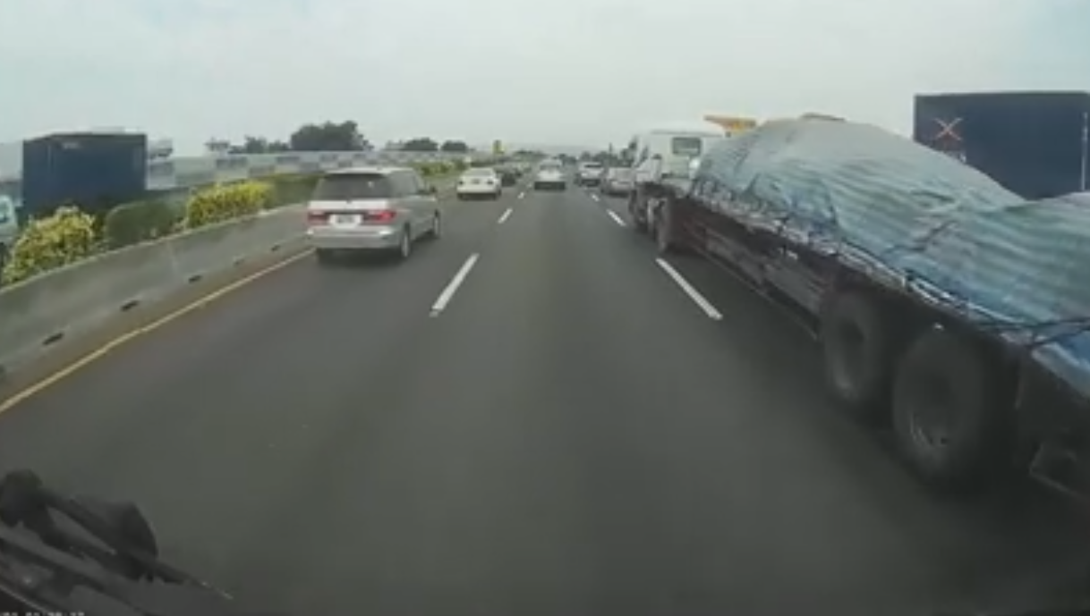 霸氣封路！國道驚見「3台聯結車擋在路中間」　一看到「警察來了」網友一秒被暖哭