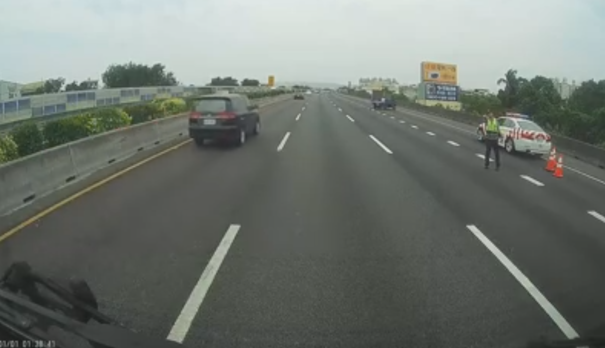霸氣封路！國道驚見「3台聯結車擋在路中間」　一看到「警察來了」網友一秒被暖哭
