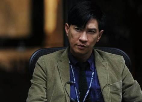 他曾「替周星馳舔鞋」跑龍套演配角20年！卻靠一部電影「得7個影帝」周潤發都嫉妒