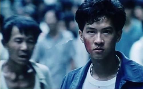 他曾「替周星馳舔鞋」跑龍套演配角20年！卻靠一部電影「得7個影帝」周潤發都嫉妒