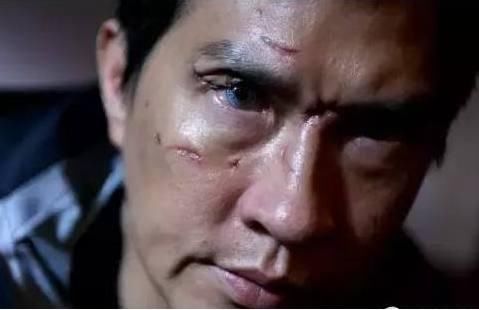 他曾「替周星馳舔鞋」跑龍套演配角20年！卻靠一部電影「得7個影帝」周潤發都嫉妒