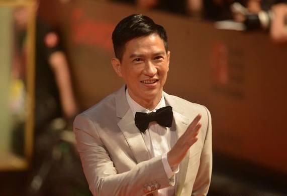 他曾「替周星馳舔鞋」跑龍套演配角20年！卻靠一部電影「得7個影帝」周潤發都嫉妒