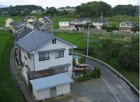 老公月薪三萬沒車沒房，當我看見小叔子別墅時，我憤怒的把婆家砸了！