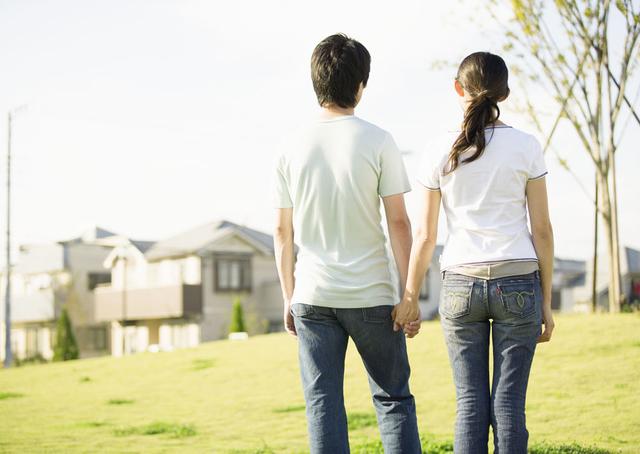 老公月薪三萬沒車沒房，當我看見小叔子別墅時，我憤怒的把婆家砸了！