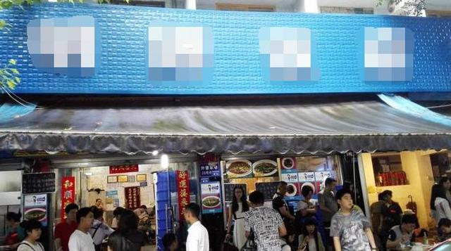 飯館老闆讓拾荒老人進店躲雨，他無意間看見「老人胳膊」才知對方身分不一般！