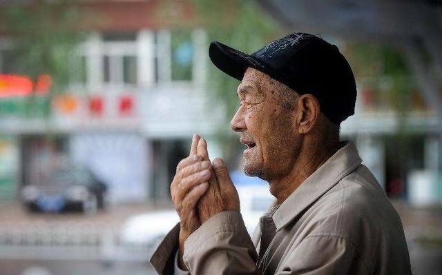 飯館老闆讓拾荒老人進店躲雨，他無意間看見「老人胳膊」才知對方身分不一般！