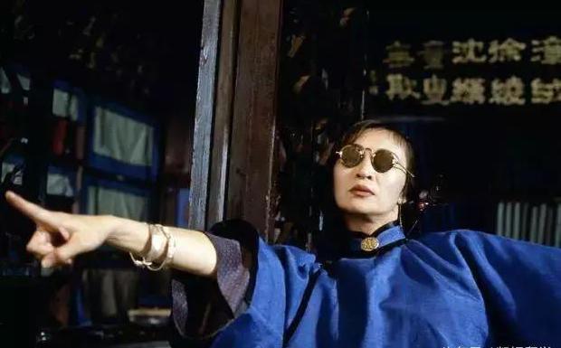 當年甩謝霆鋒老爸「嫁林青霞舊愛」，卻慘遭劈腿憤而離婚「再嫁多年好友」，如今71歲的她...