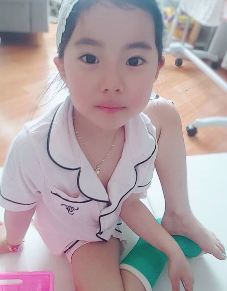 媽問「遇到壞叔叔帶你走」怎辦？女兒萌回好啊❤　4年後「長大更漂亮了」網笑：媽媽要更擔心了