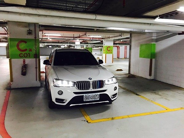 他停車「超出半截停車格」被老婆笑技術差　引兩派網友論戰：這才是真正會停車！