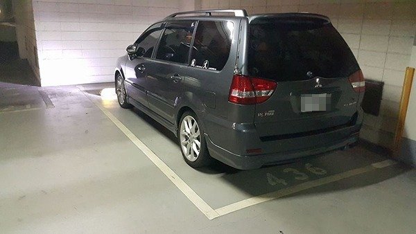 他停車「超出半截停車格」被老婆笑技術差　引兩派網友論戰：這才是真正會停車！