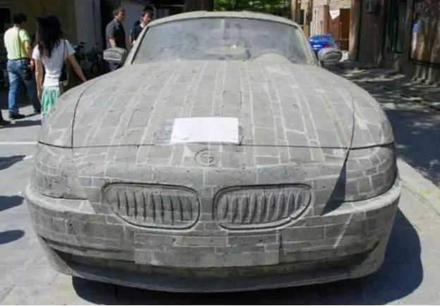 高手在民間！窮男花5年「磨出BMW石頭車」連內裝也神還原　BMW總公司一看「送一台真的給他」！