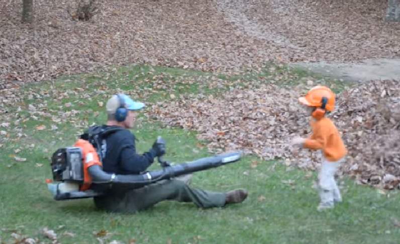 爸爸清掃落葉「裡面傳出怪聲」！　吹散後「小怪物亂叫衝出」讓他嚇到腿軟