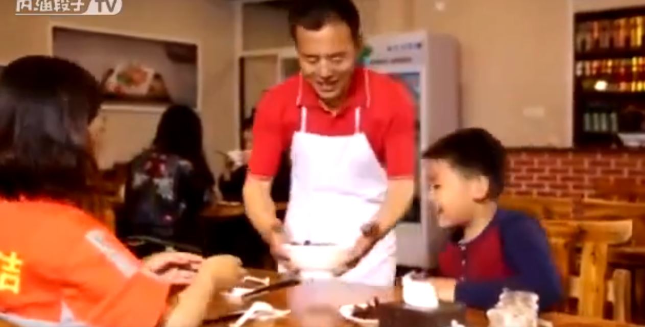 一對母子來麵店卻「只點一碗麵」！老闆看到後決定「撒一個謊」結局萬人淚崩