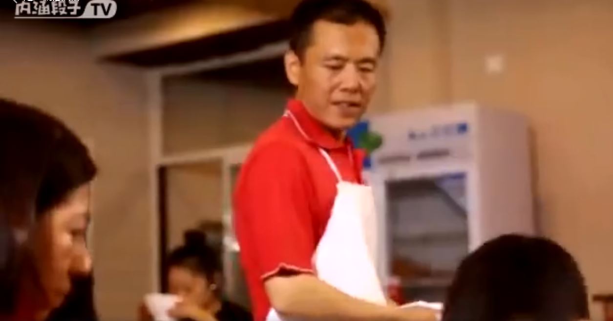 一對母子來麵店卻「只點一碗麵」！老闆看到後決定「撒一個謊」結局萬人淚崩